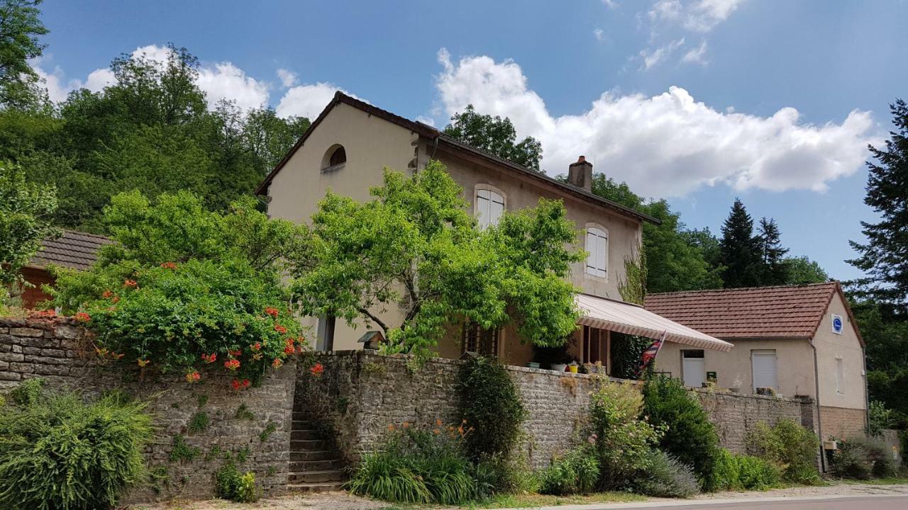 Gîte la Providence Saint-Sernin-du-Plain Exterior foto